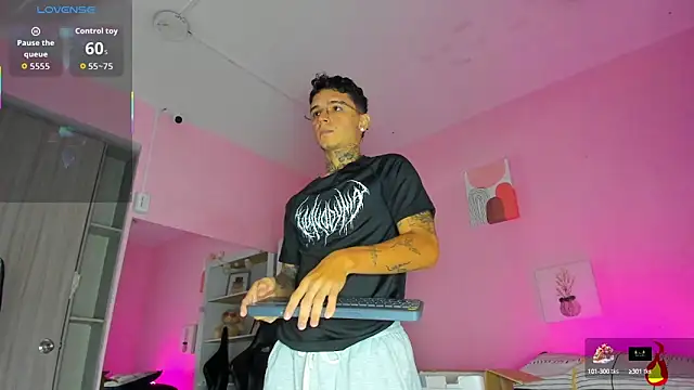 Snapshot of Ian_Castillo_ chatting on 10-22-25, 11:10 Ian Castillo online show from 10-22-25, 11:10