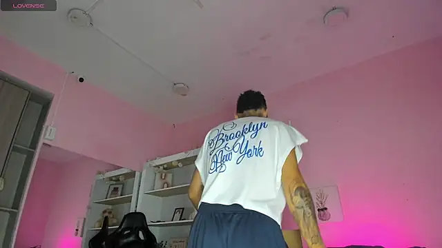 Snapshot of Ian_Castillo_ chatting on 10-23-25, 11:09 Ian Castillo online show from 10-23-25, 11:09