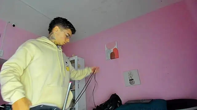 Snapshot of Ian_Castillo_ chatting on 10-24-25, 11:06 Ian Castillo online show from 10-24-25, 11:06