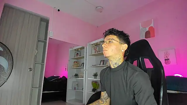 Snapshot of Ian_Castillo_ chatting on 10-31-25, 11:11 Ian Castillo online show from 10-31-25, 11:11