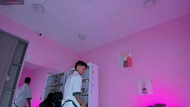 Snapshot of Ian_Castillo_ chatting on 11-05-25, 11:10 Ian Castillo online show from 11-05-25, 11:10