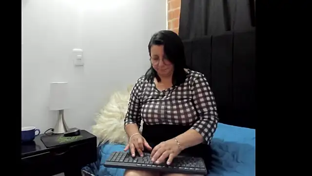 Snapshot of Evaaross_2345 chatting on 01-22-25, 11:21 Evaaross 2345 online show from 01-22-25, 11:21