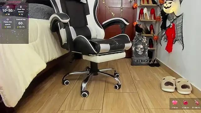 Snapshot of SophieBaker__ chatting on 10-13-25, 12:32 SophieBaker online show from 10-13-25, 12:32