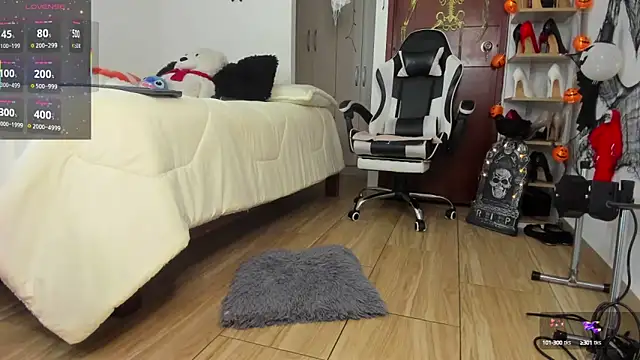 Snapshot of SophieBaker__ chatting on 10-17-25, 02:04 SophieBaker online show from 10-17-25, 02:04