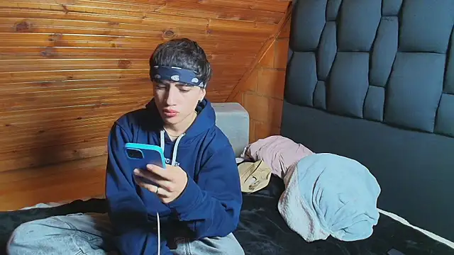 Snapshot of Justyn_Ross chatting on 11-08-25, 01:50 Justyn Ross online show from 11-08-25, 01:50