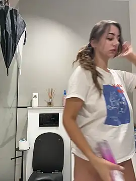 Snapshot of BelleSkye chatting on 10-09-25, 03:15 BelleSkye online show from 10-09-25, 03:15