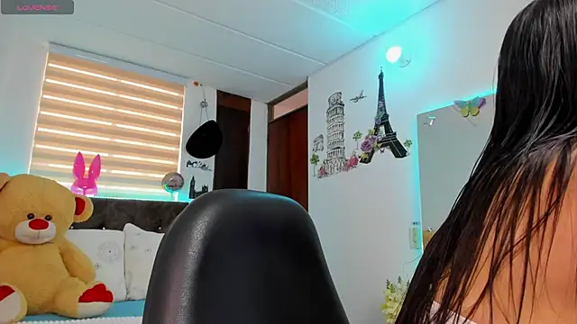 Snapshot of Luxxur69 chatting on 04-17-26, 05:05 Luxxur69 online show from 04-17-26, 05:05