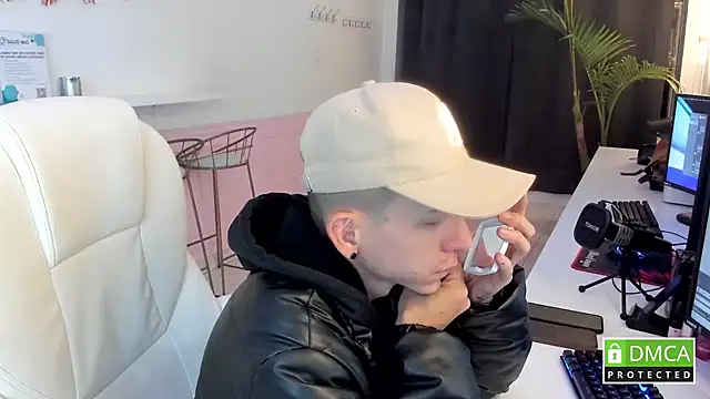 Snapshot of smallgiant27 chatting on 10-08-25, 01:14 smallgiant27 online show from 10-08-25, 01:14