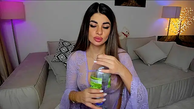 Snapshot of Queenofyouredreams chatting on 01-13-25, 01:13 Queenofyouredreams online show from 01-13-25, 01:13