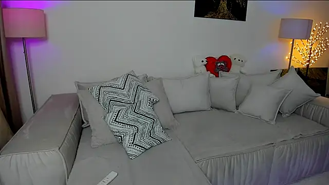 Snapshot of Queenofyouredreams chatting on 03-08-25, 03:50 Queenofyouredreams online show from 03-08-25, 03:50