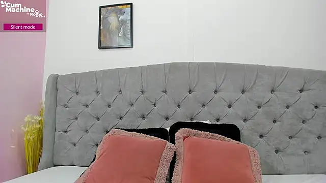 Snapshot of Valesskahall chatting on 09-17-25, 12:18 Valesskahall online show from 09-17-25, 12:18