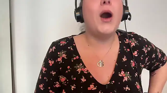 NaughtyWifeUK online show from 03-13-25, 04:34