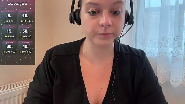 Snapshot of NaughtyWifeUK chatting on 01-08-26, 10:06 NaughtyWifeUK online show from 01-08-26, 10:06