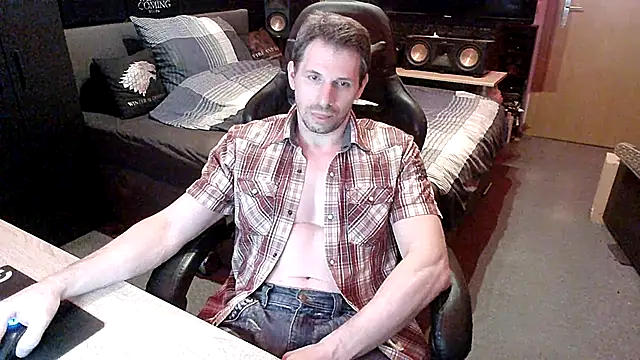 Snapshot of dreamwallker21 chatting on 07-27-26, 06:26 dreamwallker21 online show from 07-27-26, 06:26
