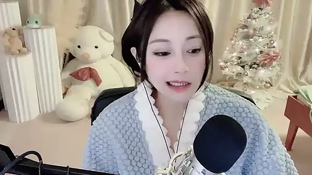 Snapshot of Daisy-77 chatting on 12-13-24, 09:52 Daisy-77 online show from 12-13-24, 09:52