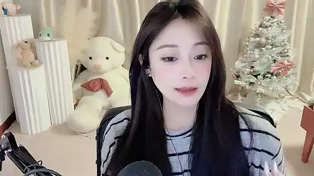 Snapshot of Daisy-77 chatting on 12-18-24, 06:57 Daisy-77 online show from 12-18-24, 06:57