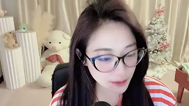 Snapshot of Daisy-77 chatting on 12-19-24, 07:07 Daisy-77 online show from 12-19-24, 07:07