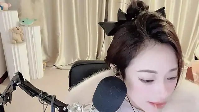 Snapshot of Daisy-77 chatting on 01-03-25, 08:22 Daisy-77 online show from 01-03-25, 08:22