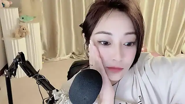 Snapshot of Daisy-77 chatting on 01-13-25, 08:48 Daisy-77 online show from 01-13-25, 08:48