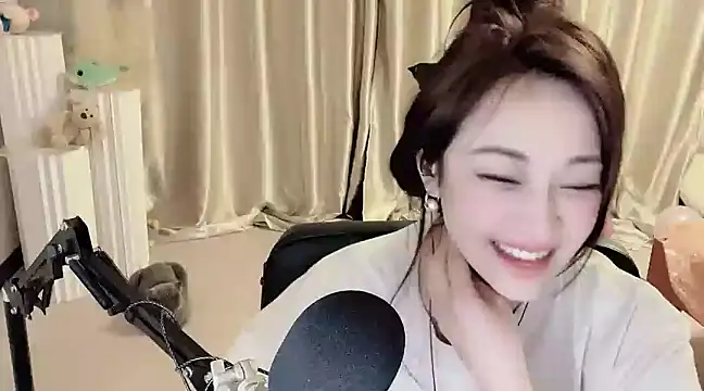 Snapshot of Daisy-77 chatting on 01-13-25, 11:49 Daisy-77 online show from 01-13-25, 11:49