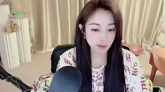 Snapshot of Daisy-77 chatting on 01-14-25, 06:07 Daisy-77 online show from 01-14-25, 06:07