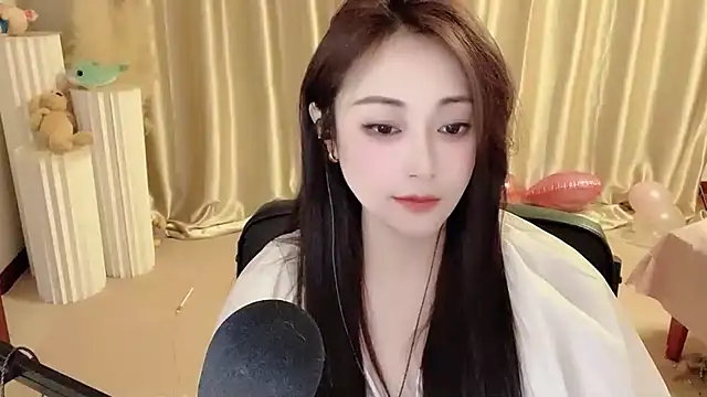 Snapshot of Daisy-77 chatting on 02-05-25, 12:10 Daisy-77 online show from 02-05-25, 12:10
