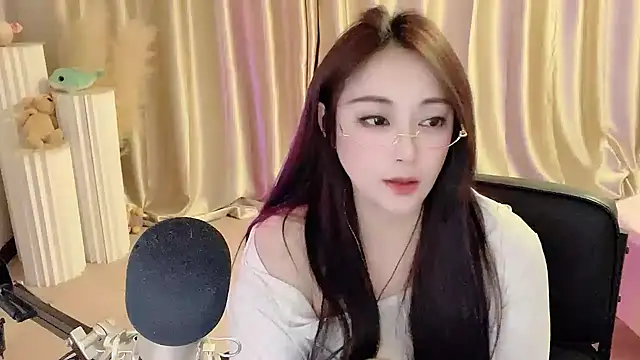 Snapshot of Daisy-77 chatting on 02-19-25, 09:03 Daisy-77 online show from 02-19-25, 09:03