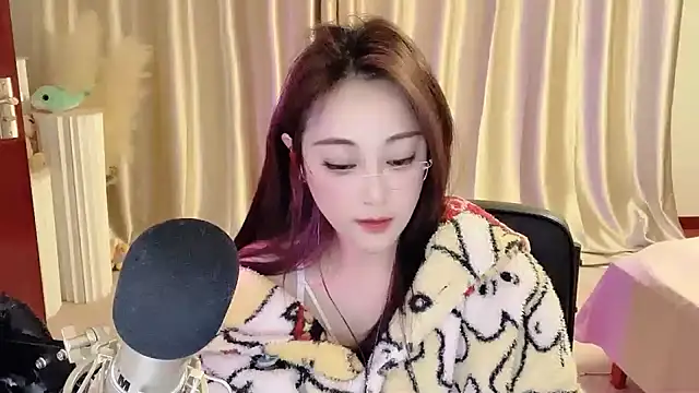 Snapshot of Daisy-77 chatting on 03-01-25, 11:37 Daisy-77 online show from 03-01-25, 11:37