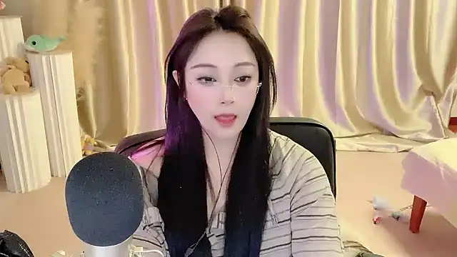 Snapshot of Daisy-77 chatting on 03-08-25, 09:18 Daisy-77 online show from 03-08-25, 09:18