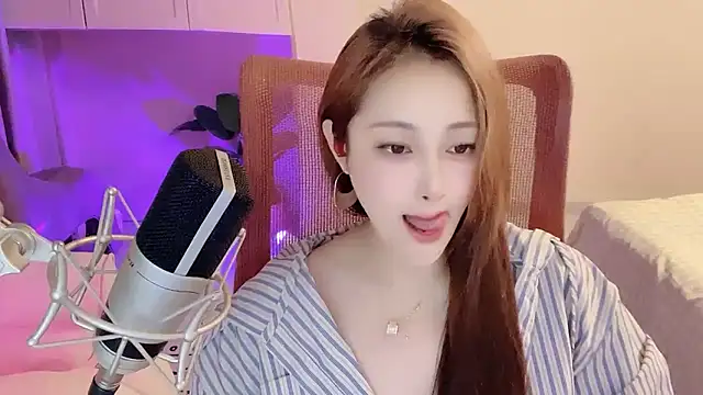 Snapshot of Daisy-77 chatting on 09-11-25, 06:52 Daisy-77 online show from 09-11-25, 06:52