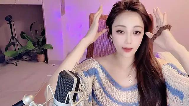 Snapshot of Daisy-77 chatting on 02-18-26, 05:53 Daisy-77 online show from 02-18-26, 05:53