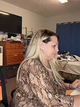 Snapshot of Hotslut187 chatting on 01-15-26, 04:06 Hotslut187 online show from 01-15-26, 04:06