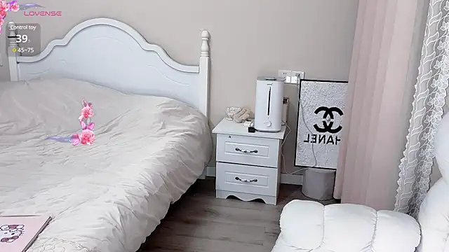 Snapshot of Caitlyn__ chatting on 01-03-25, 04:48 Caitlyn online show from 01-03-25, 04:48
