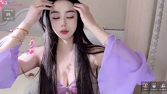 Snapshot of Caitlyn__ chatting on 02-05-25, 12:17 Caitlyn online show from 02-05-25, 12:17