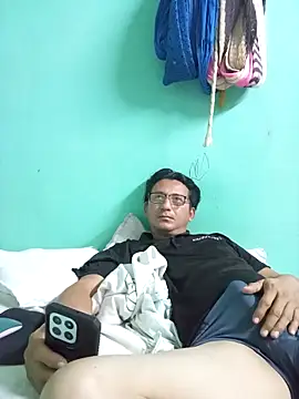 Andresguz35 online show from 02-10-26, 06:06