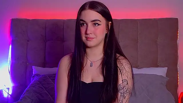 ChristinaMilton online show from 03-10-25, 06:23