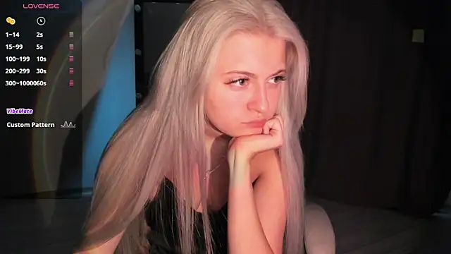 Snapshot of Lana_Younes chatting on 10-20-25, 09:43 Lana Younes online show from 10-20-25, 09:43