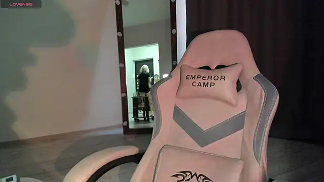 Snapshot of Lana_Younes chatting on 11-04-25, 01:21 Lana Younes online show from 11-04-25, 01:21