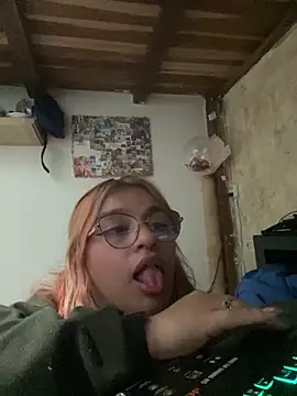 Snapshot of SophiaWeestt99 chatting on 09-20-25, 02:34 SophiaWeestt99 online show from 09-20-25, 02:34