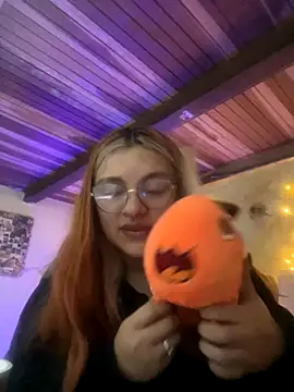 Snapshot of SophiaWeestt99 chatting on 10-15-25, 03:28 SophiaWeestt99 online show from 10-15-25, 03:28