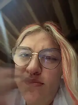 Snapshot of SophiaWeestt99 chatting on 10-22-25, 02:12 SophiaWeestt99 online show from 10-22-25, 02:12