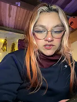 Snapshot of SophiaWeestt99 chatting on 04-11-26, 04:17 SophiaWeestt99 online show from 04-11-26, 04:17