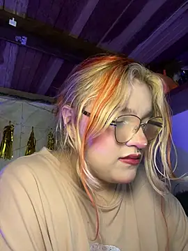 Snapshot of SophiaWeestt99 chatting on 04-15-26, 04:30 SophiaWeestt99 online show from 04-15-26, 04:30