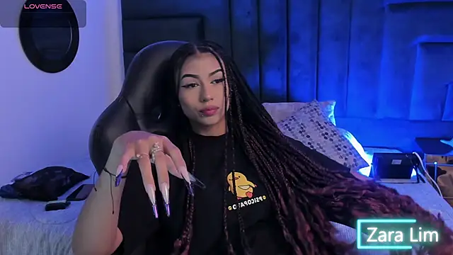 Snapshot of ZaraLim chatting on 12-21-25, 06:04 ZaraLim online show from 12-21-25, 06:04