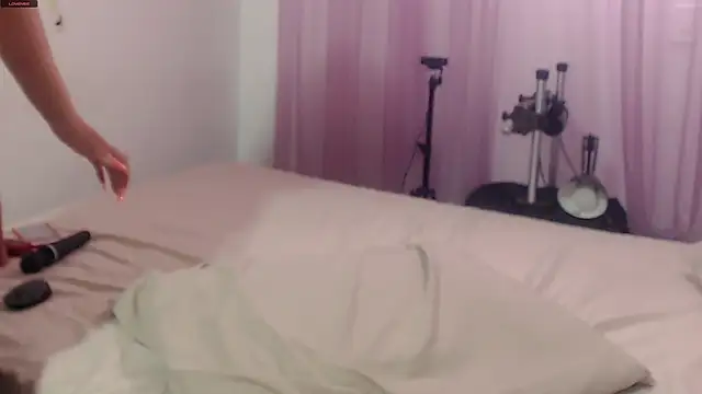 Snapshot of Victoria_Luxe chatting on 02-20-25, 12:36 Victoria Luxe online show from 02-20-25, 12:36