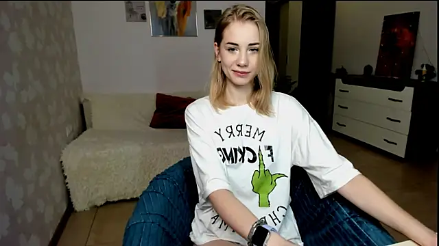 Snapshot of LunaBelli chatting on 01-11-25, 06:45 LunaBelli online show from 01-11-25, 06:45