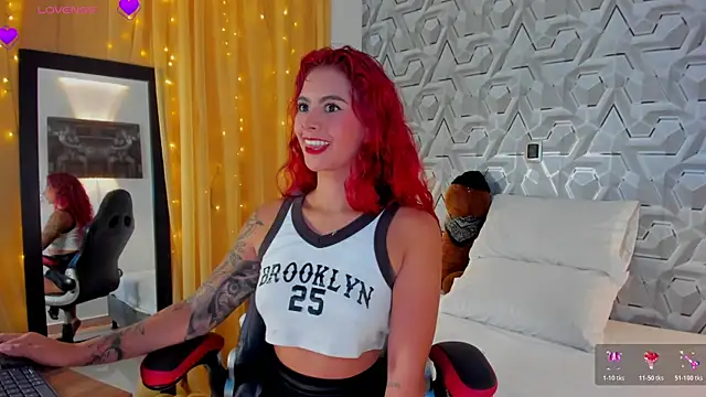 Sophiee Hill online show from 10-24-25, 09:49