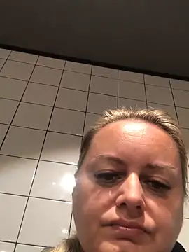 Snapshot of Meliss_Official9 chatting on 06-08-26, 05:08 Meliss Official9 online show from 06-08-26, 05:08