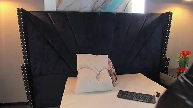 MAHIASMITH13 online show from 11-21-25, 01:21