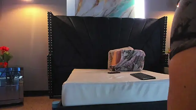 MAHIASMITH13 online show from 12-15-25, 01:04